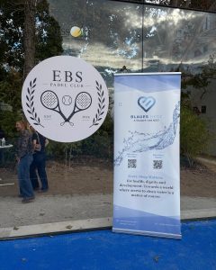 Logo des EBS Padel Club am Court und der Aufsteller von Blaues Herz e.V. mit QR-Codes für Mitgliedschaft und Spende